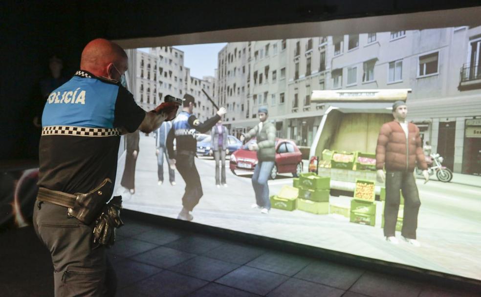 Un policía entrena en la galería de tiro del CHF gracias al simulador.