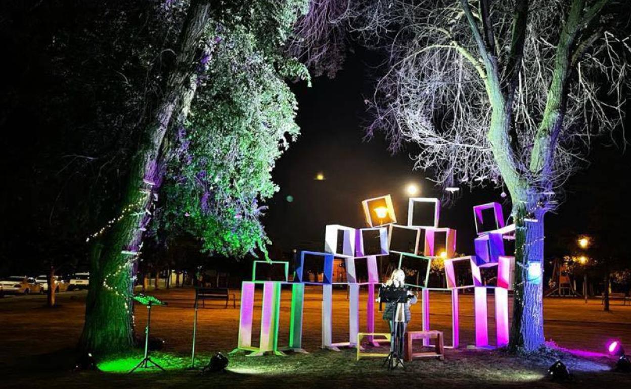 Carrizo realiza instalaciones artísticas en lugares emblemáticos del municipio