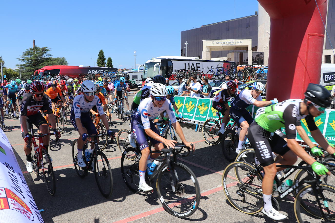 150 ciclistas han comenzado esta carrera que tendrá fin en Ponferrada.