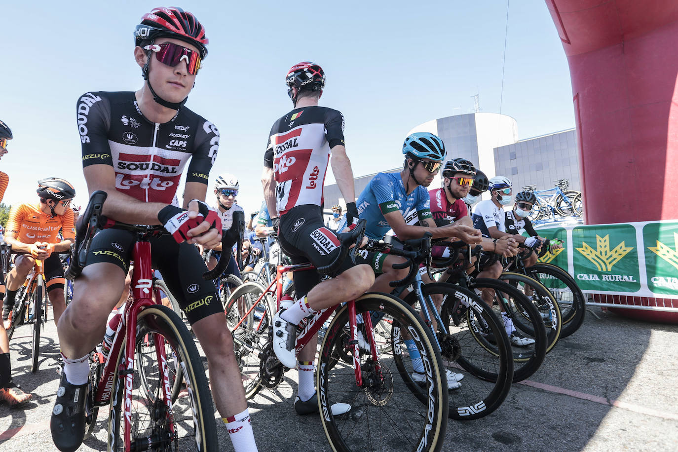 150 ciclistas han comenzado esta carrera que tendrá fin en Ponferrada.