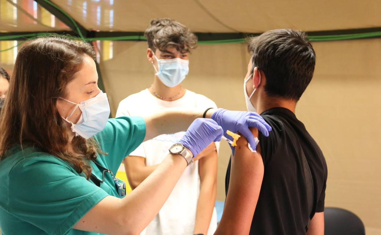 Una sanitaria vacuna a un menor de edad este jueves en León.