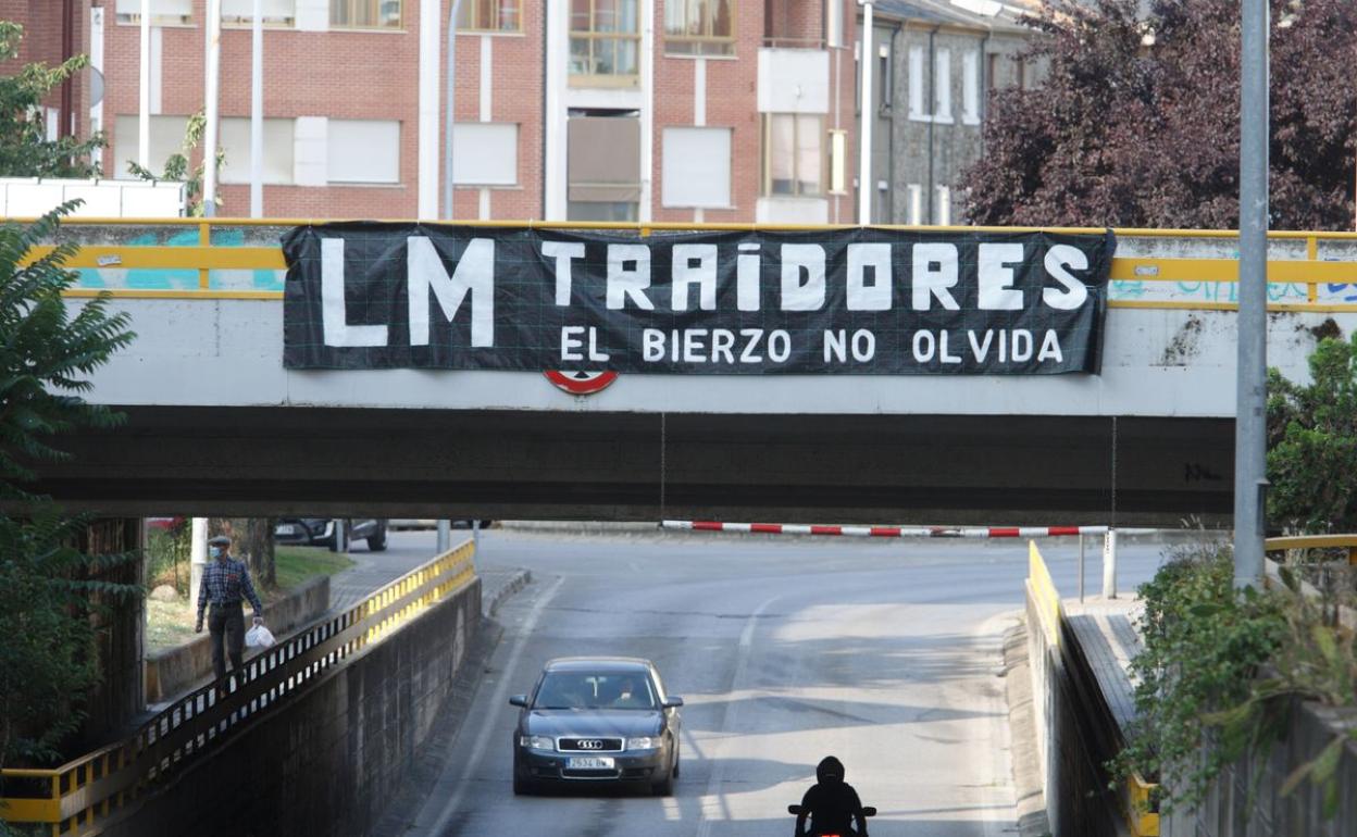 Pancarta en contra de los despidos de LM en Ponferrada