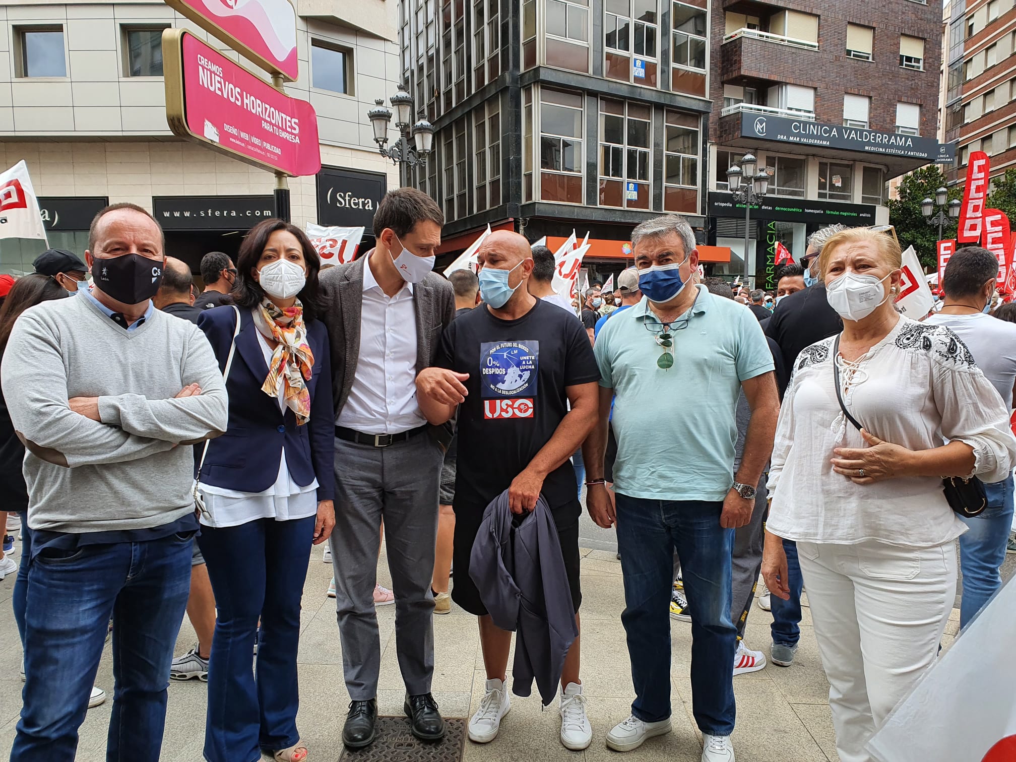 aVarios integrantes de Ciudadanos Ponferrada en la manifestación ante los posibles despidos en LM Windpower.