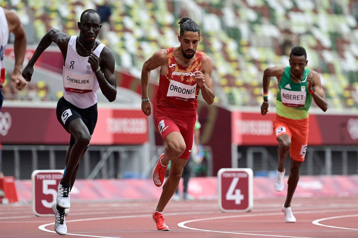 El atleta berciano no pudo superar la primera eliminatoria tras un quinto puesto en su serie, la tercera, que supuso el séptimo mejor tiempo de repesca, cuando sólo accedían a las semifinales las seis mejores marcas.