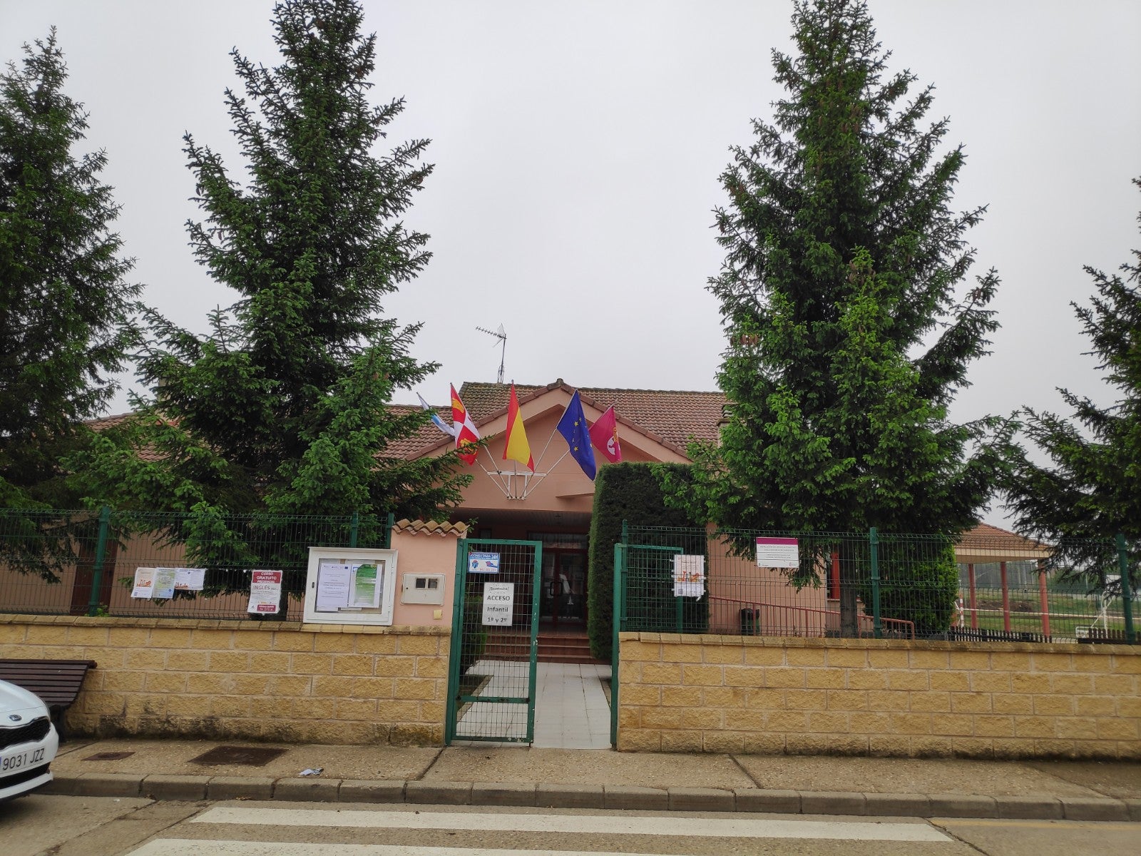 Imagen del un centro escolar en Sariegos.