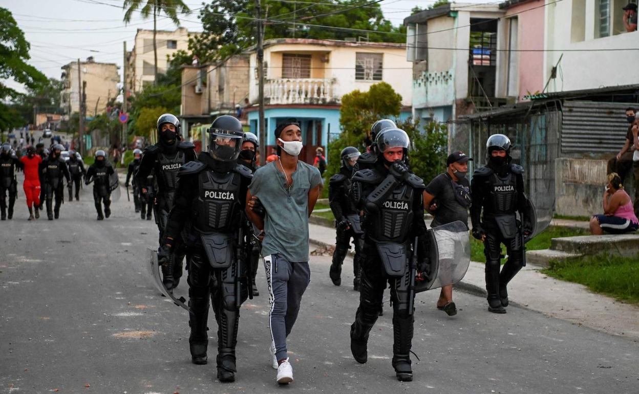 Un hombre es arrestado en una protesta contra el Gobierno cubano. 
