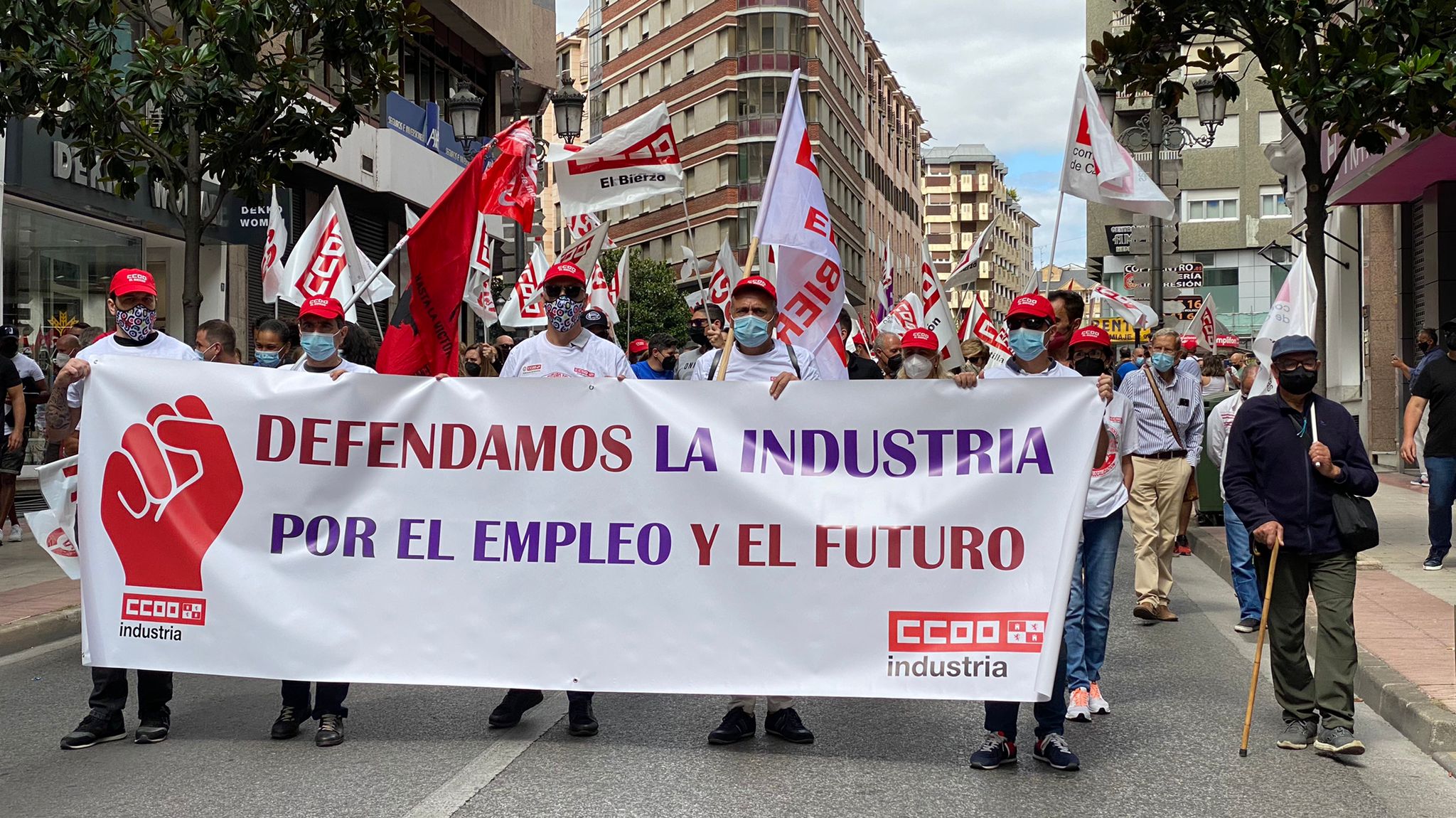 Más de 2.000 personas se han concentrado en contra de los 400 despidos en la empresa LM