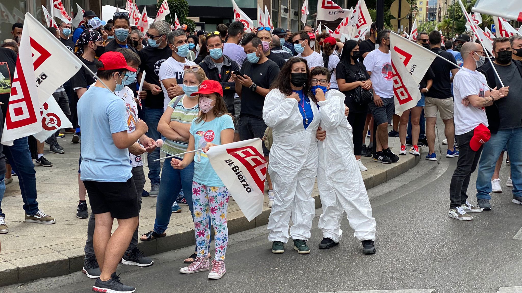 Más de 2.000 personas se han concentrado en contra de los 400 despidos en la empresa LM