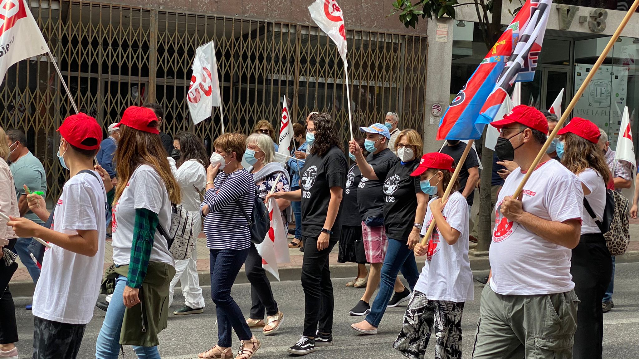 Más de 2.000 personas se han concentrado en contra de los 400 despidos en la empresa LM