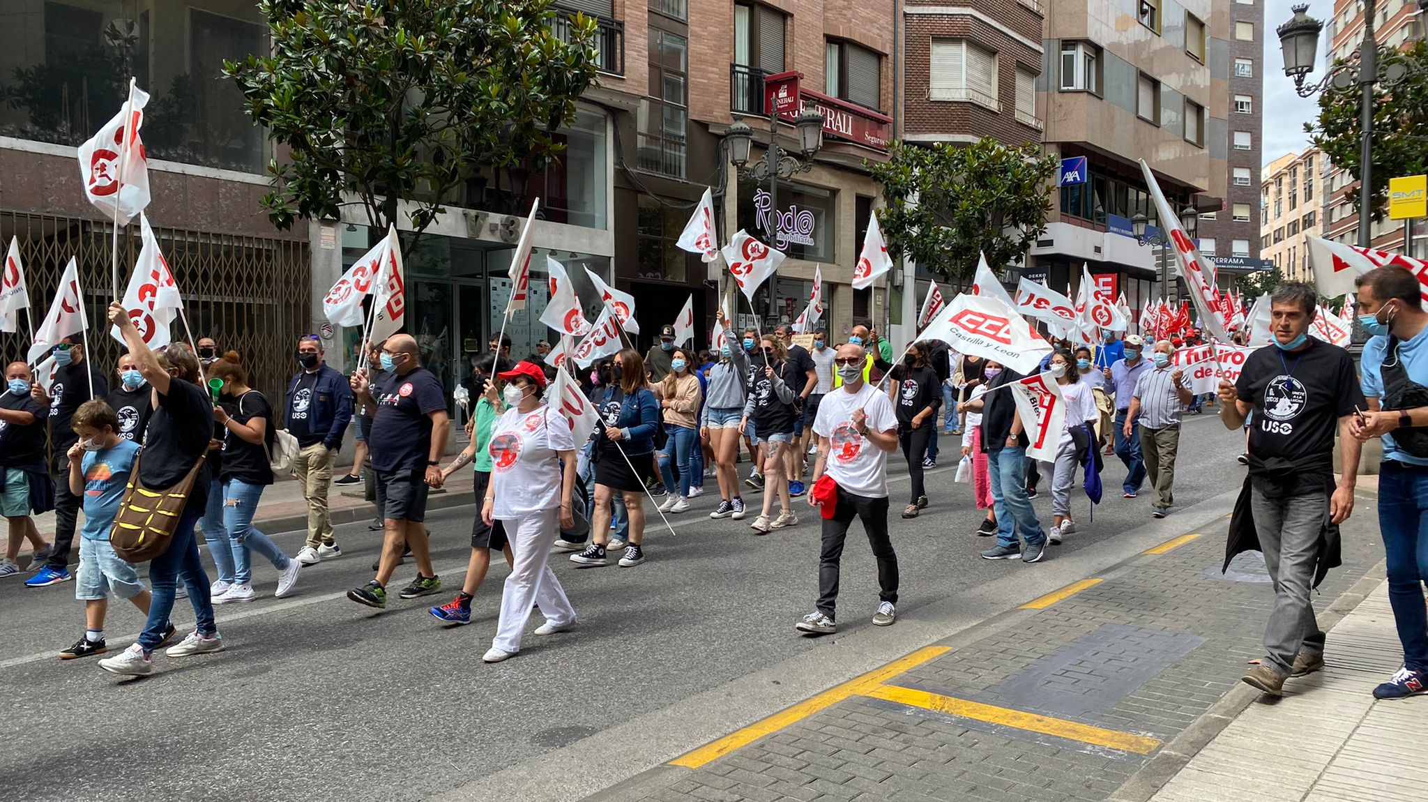 Más de 2.000 personas se han concentrado en contra de los 400 despidos en la empresa LM