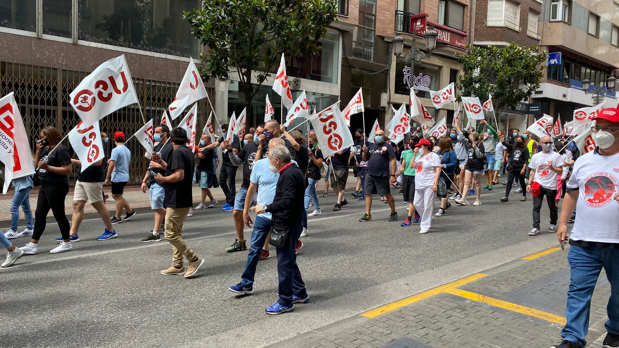 Más de 2.000 personas se han concentrado en contra de los 400 despidos en la empresa LM