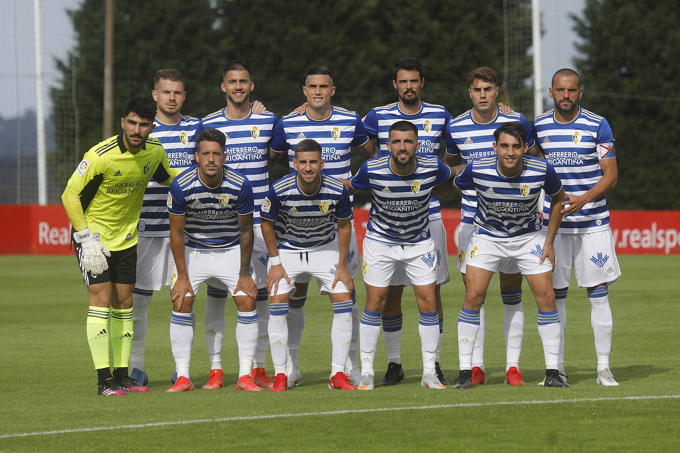 El conjunto berciano jugó una hora con un futbolista menos tras la expulsión de Yuri y cerró su partido en Asturias con derrota.