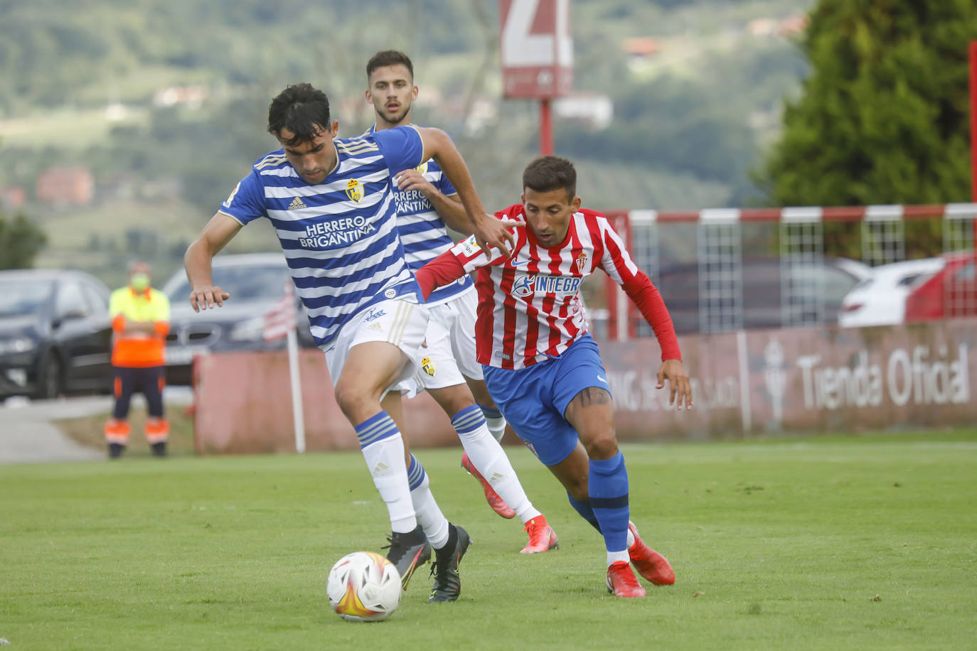 El conjunto berciano jugó una hora con un futbolista menos tras la expulsión de Yuri y cerró su partido en Asturias con derrota.