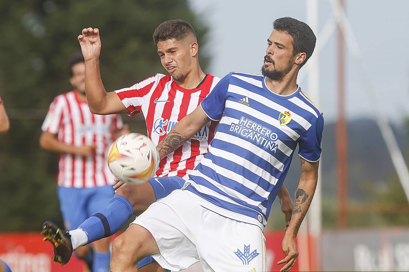 El conjunto berciano jugó una hora con un futbolista menos tras la expulsión de Yuri y cerró su partido en Asturias con derrota.