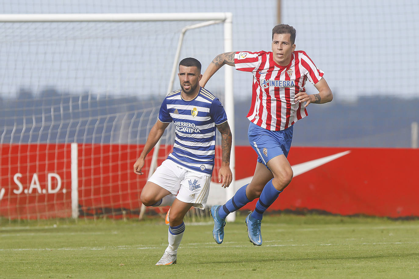 El conjunto berciano jugó una hora con un futbolista menos tras la expulsión de Yuri y cerró su partido en Asturias con derrota.