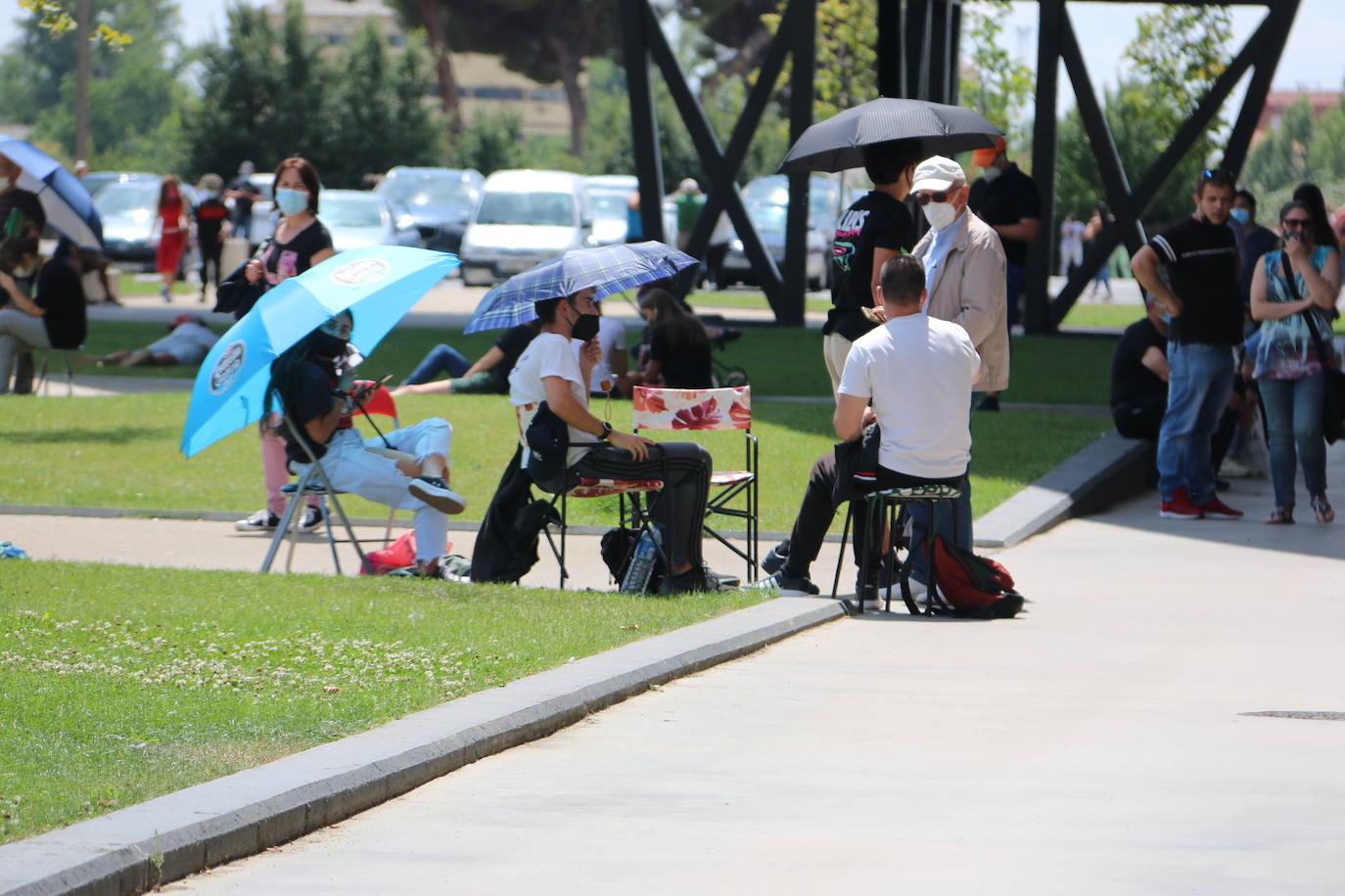 Los nervios en la cola de vacunación se han desatado entre los cientos de personas que allí esperaban al no entender que, además de los repescados, está previsto inocular otras 1.800 segundas dosis que contaban con cita.