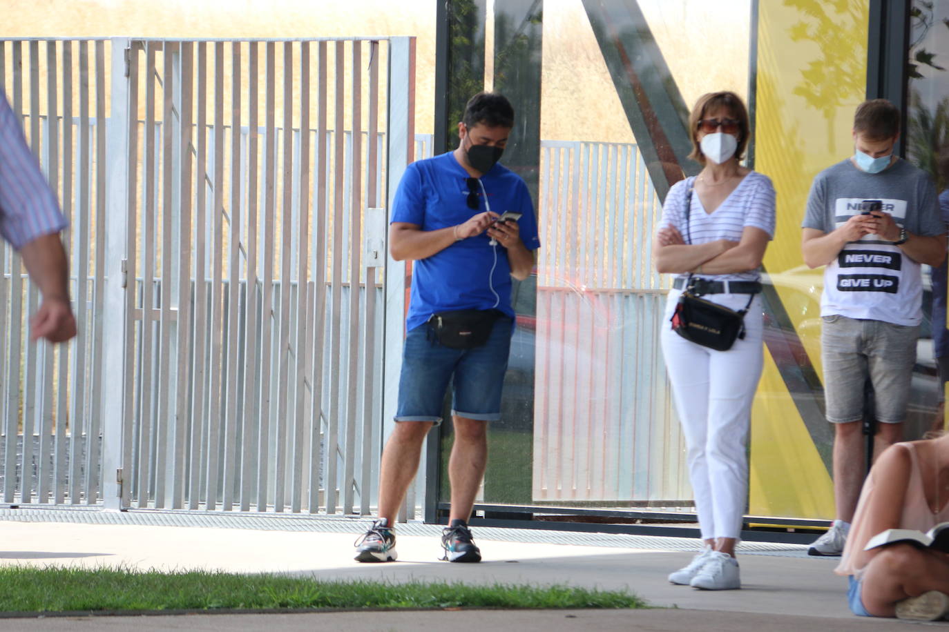 Los nervios en la cola de vacunación se han desatado entre los cientos de personas que allí esperaban al no entender que, además de los repescados, está previsto inocular otras 1.800 segundas dosis que contaban con cita.