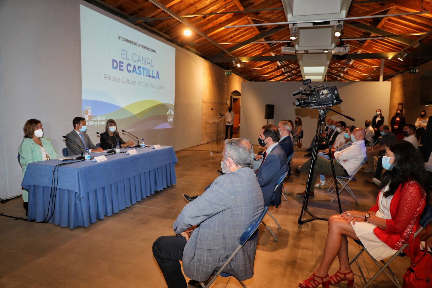 El viceconsejero de Cultura, Raúl Fernández Sobrino, y la secretaria general de la CHD, Sofía Soto, junto a la presidenta de la Diputación, Ángeles Armisen, presentan el Congreso Internacional 'El Canal de Castilla, Paisaje Cultural de Castilla y León'