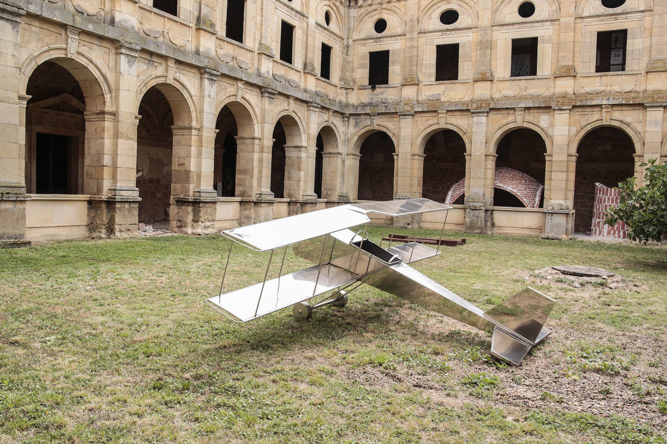 El presidente de la Diputación de León, Eduardo Morán, presenta la exposición 'Palimpsestos Creativos' ubicada en el Monasterio de Sandoval.