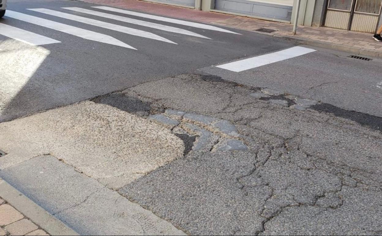 Estado que presenta la carretera autonómica a su paso por la localidad de Santa María del Páramo.