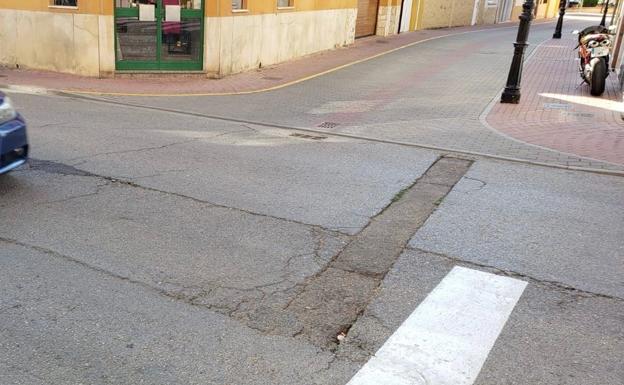 Imagen del visible deterioro que presenta el vial a su paso por Santa María del Páramo. 