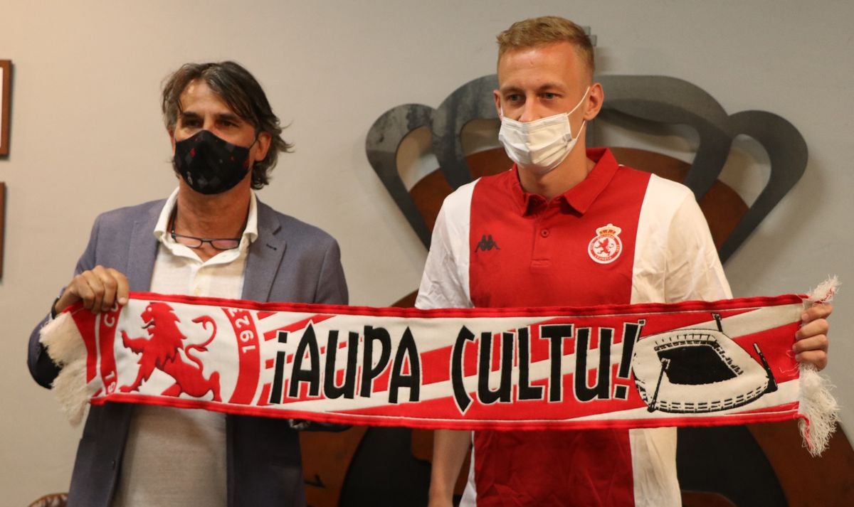 El delantero ruso ha sido presentado como nuevo jugador de la Cultural, club por el que firma por una temporada más otra opcional