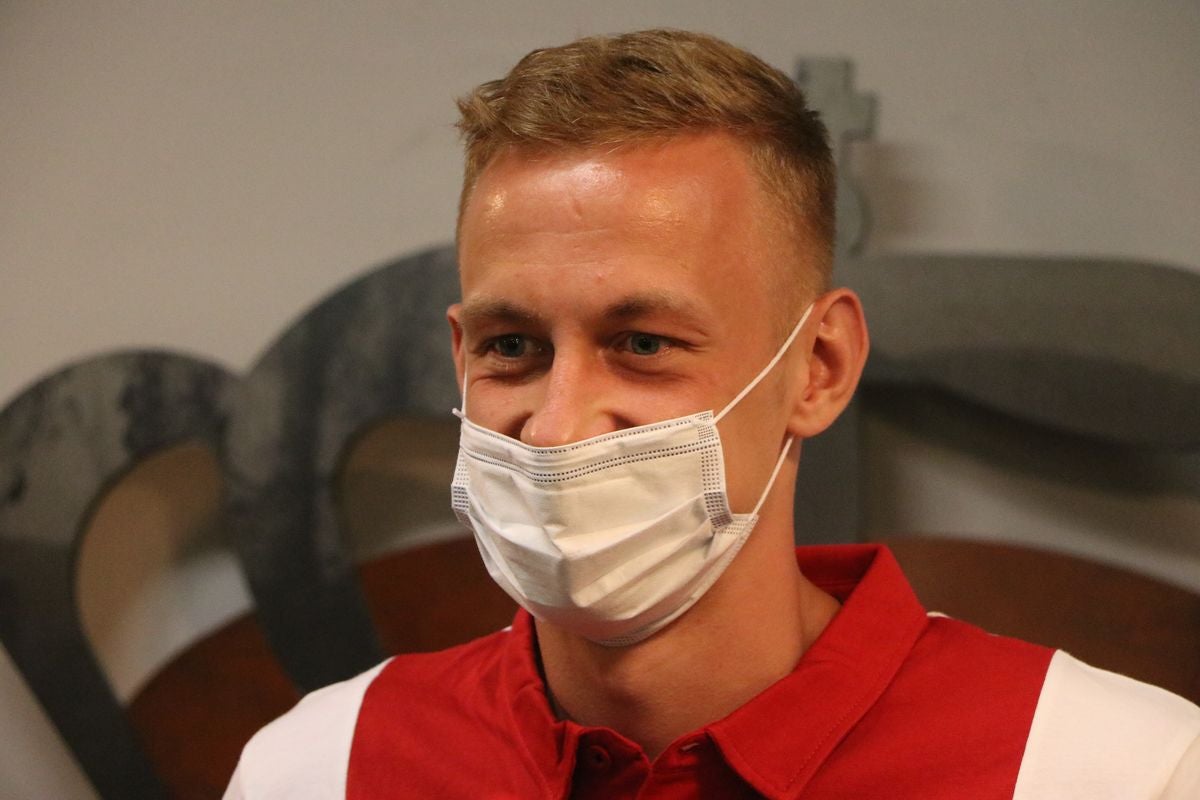 El delantero ruso ha sido presentado como nuevo jugador de la Cultural, club por el que firma por una temporada más otra opcional