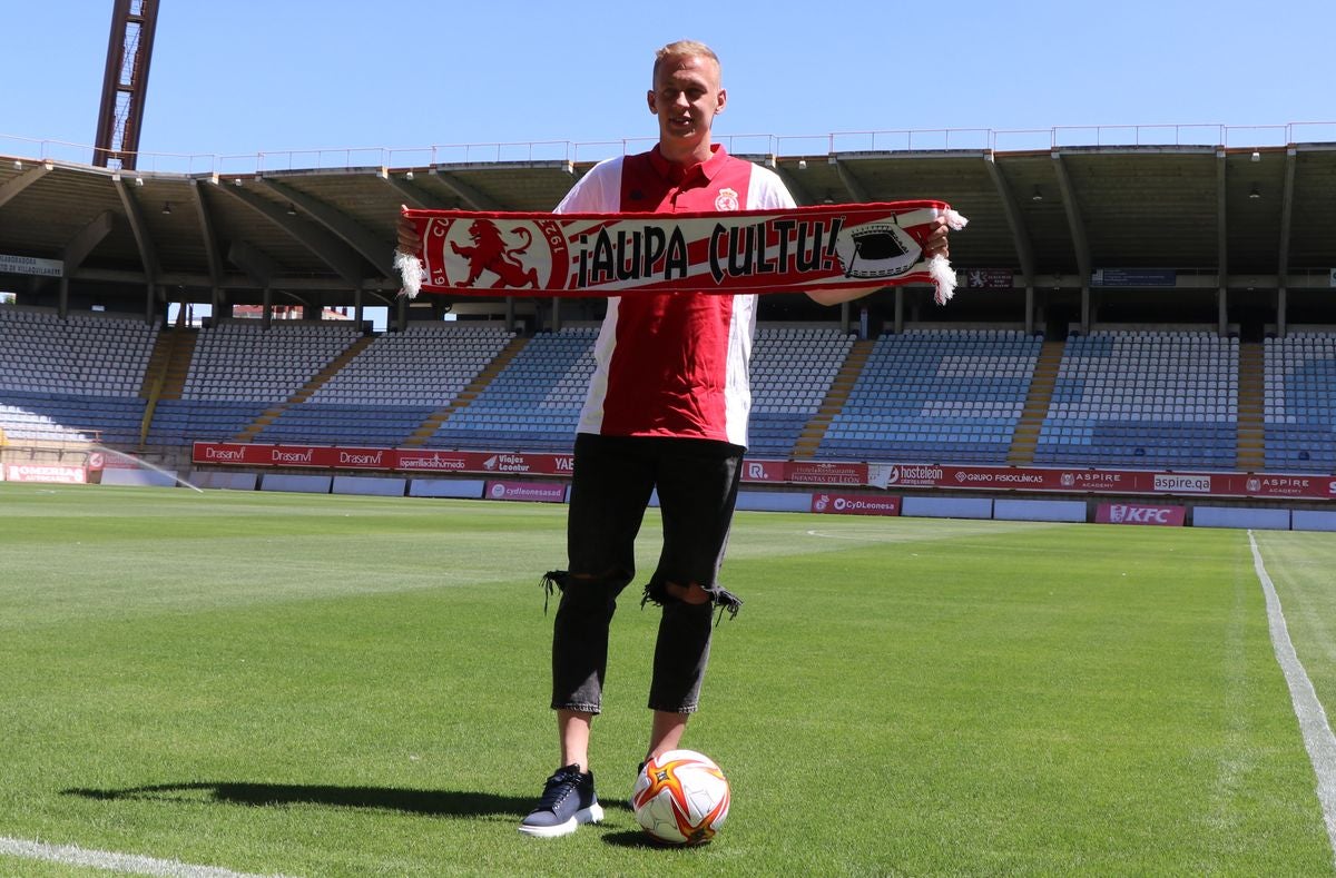 El delantero ruso ha sido presentado como nuevo jugador de la Cultural, club por el que firma por una temporada más otra opcional