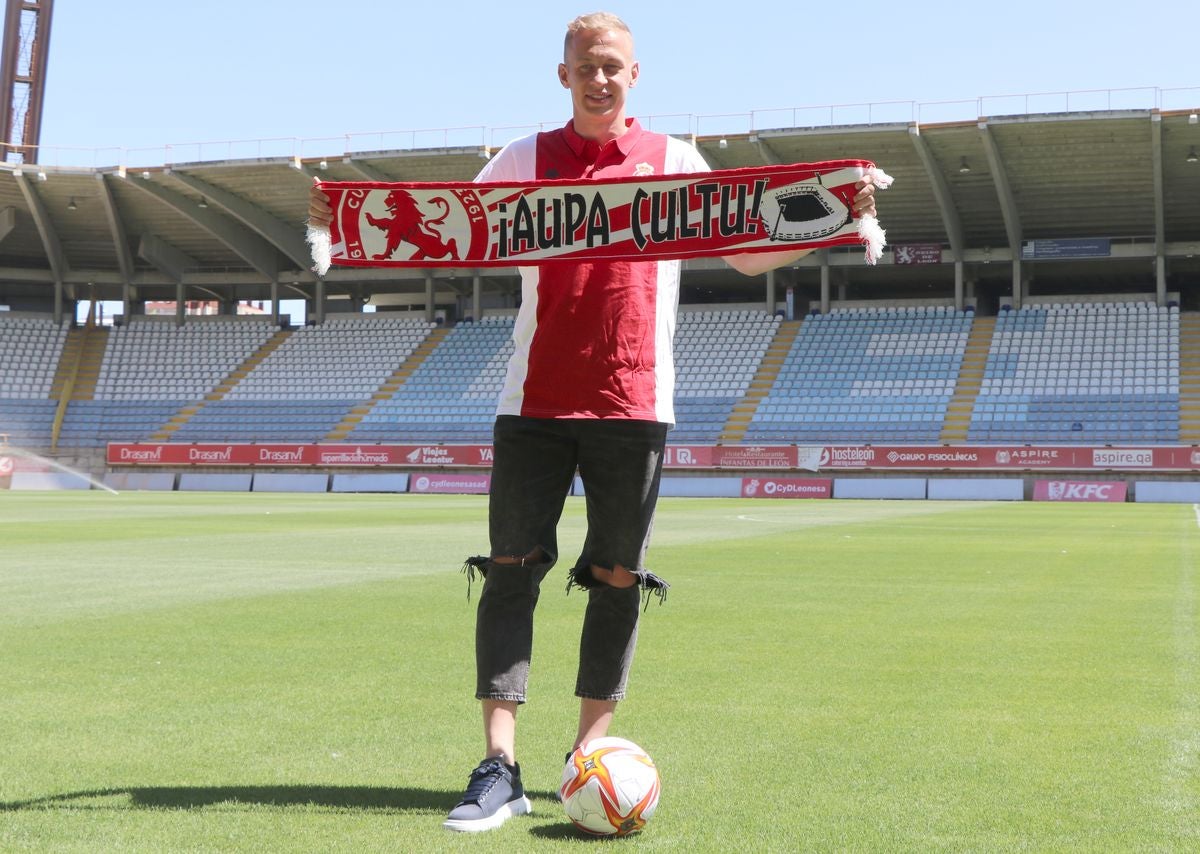 El delantero ruso ha sido presentado como nuevo jugador de la Cultural, club por el que firma por una temporada más otra opcional