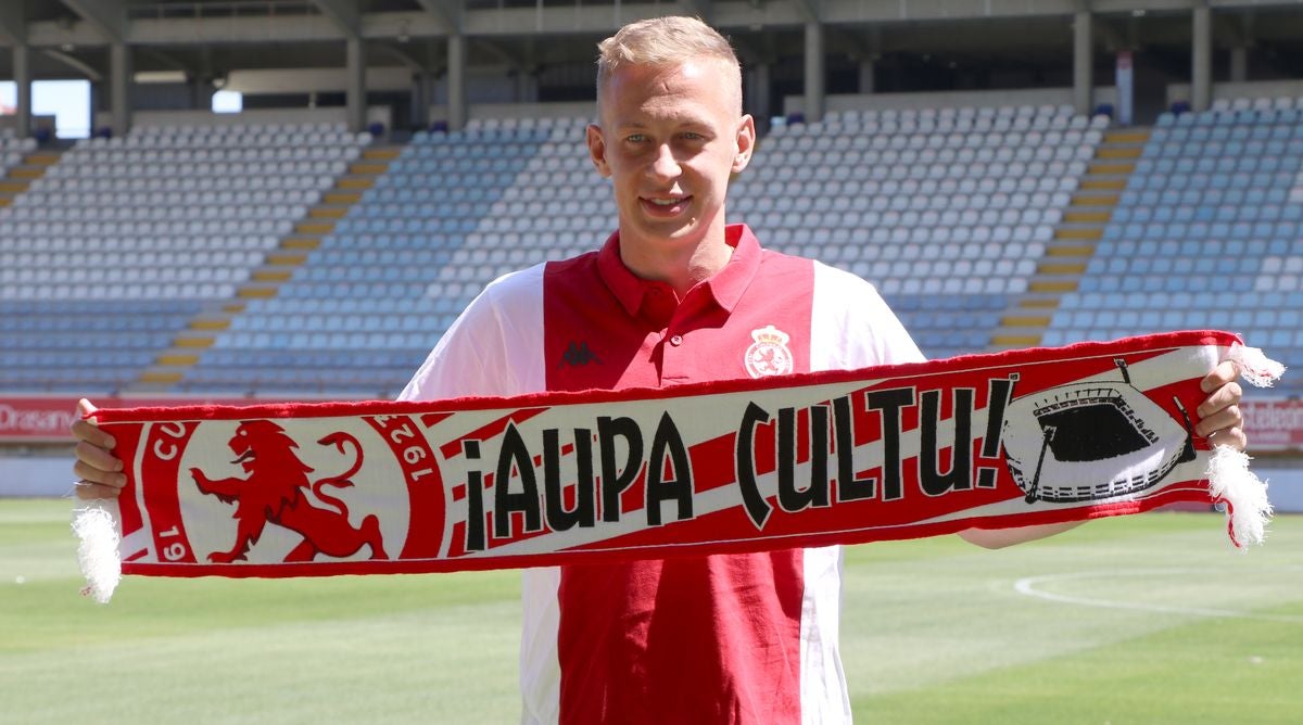 El delantero ruso ha sido presentado como nuevo jugador de la Cultural, club por el que firma por una temporada más otra opcional