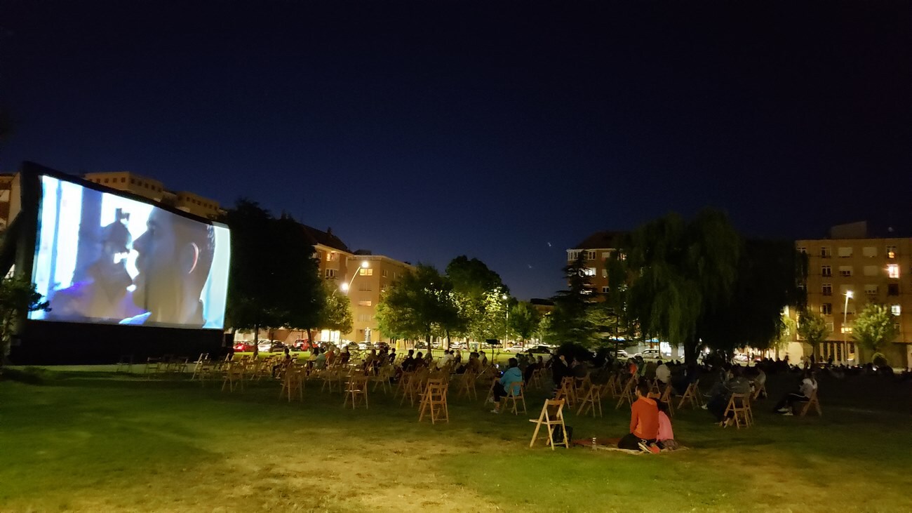 El cine de verano se ha convertido en todo un clásico en la capital durante los meses de julio, agosto y septiembre. Cada jueves, fieles a la cita, decenas de leoneses se han dado cita en La Palomera para poder ver clásicos de la pantalla grande. En esta ocasión, Gladiator.