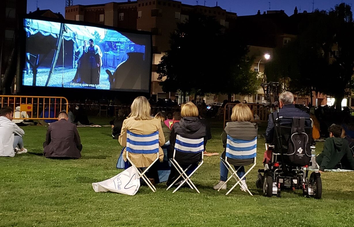 El cine de verano se ha convertido en todo un clásico en la capital durante los meses de julio, agosto y septiembre. Cada jueves, fieles a la cita, decenas de leoneses se han dado cita en La Palomera para poder ver clásicos de la pantalla grande. En esta ocasión, Gladiator.