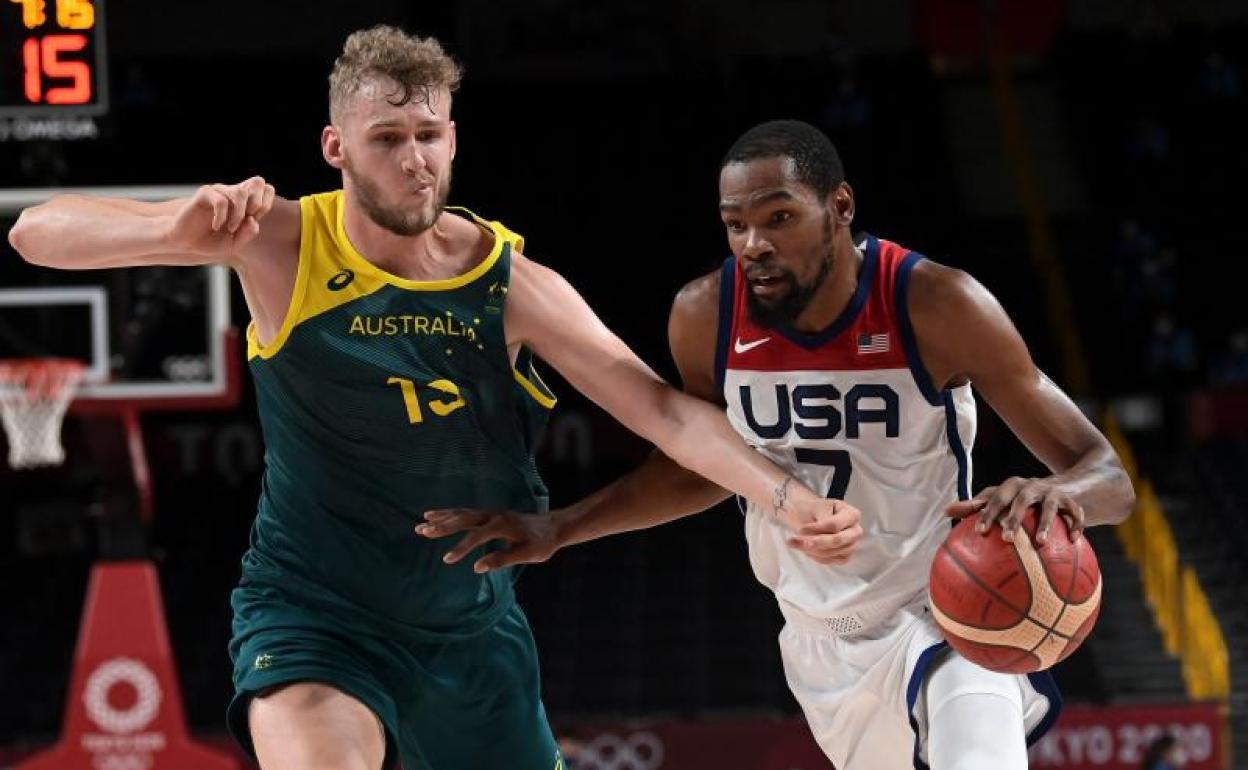 Kevin Durant protege el balón ante Jock Landale.