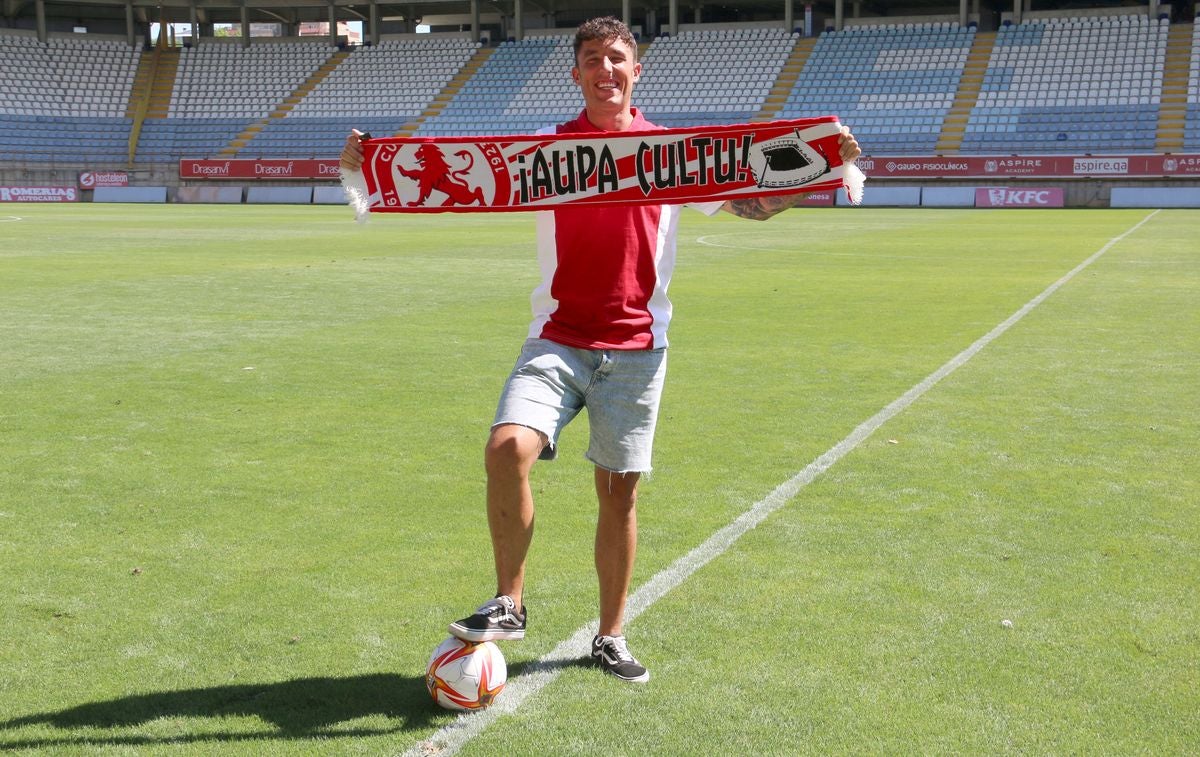 El centrocampista vasco ha sido presentado este viernes como nuevo jugador de la Cultural.