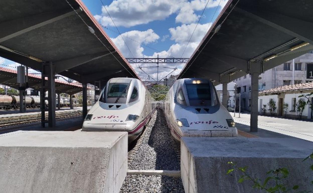 En la imagen, trenes serie 112 en una estación. 