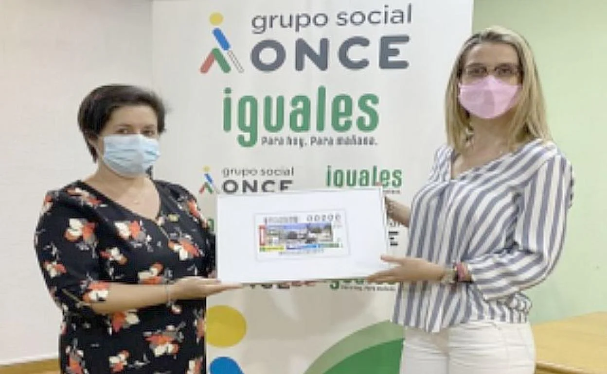 La directora de la Once en León hace entrega testimonial del cupón a la alcaldesa de la localidad. 