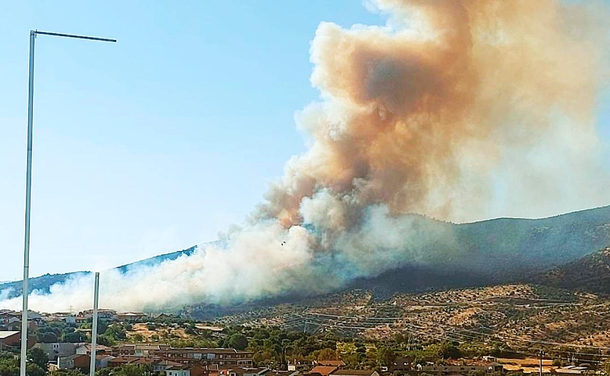 Imagen del incendio declarado en El Tiemblo. 