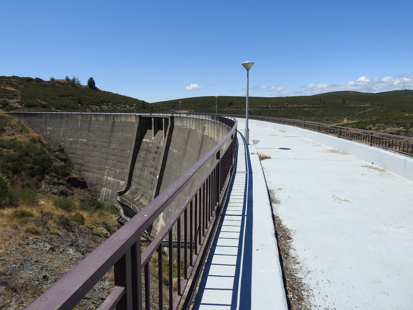 Hace más de 25 años que un enorme muro de hormigón de 38 metros de altura saluda cada mañana a los 28 vecinos de la localidad de Villagatón | La presa nunca se ha llenado aunque la previsión es que en diciembre de este mismo año se cierren sus compuertas y comience a almacenar agua. 