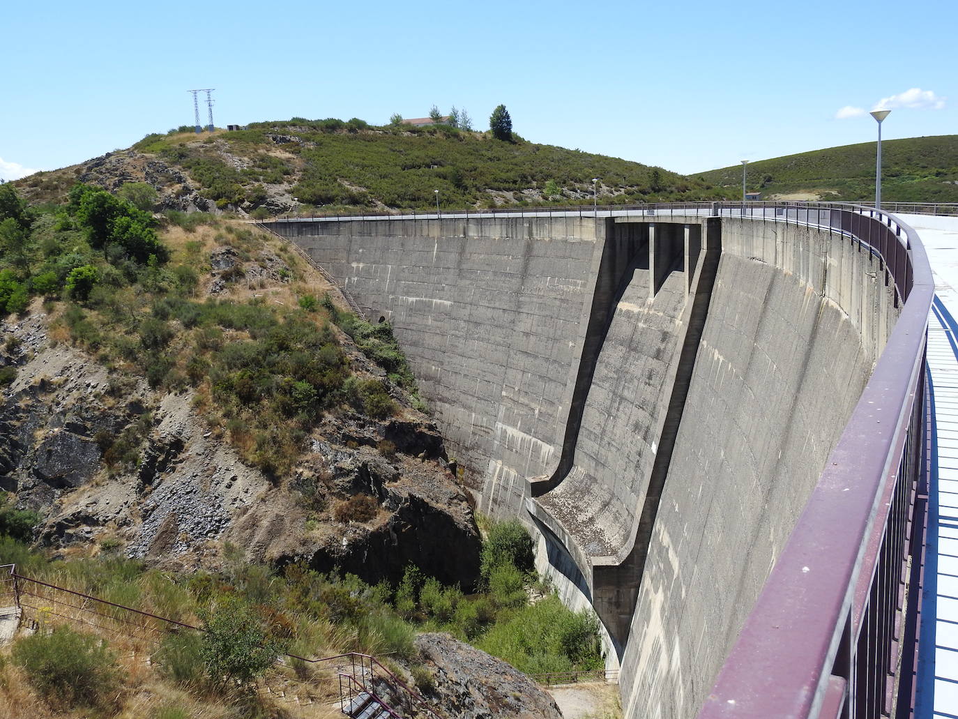 Hace más de 25 años que un enorme muro de hormigón de 38 metros de altura saluda cada mañana a los 28 vecinos de la localidad de Villagatón | La presa nunca se ha llenado aunque la previsión es que en diciembre de este mismo año se cierren sus compuertas y comience a almacenar agua. 