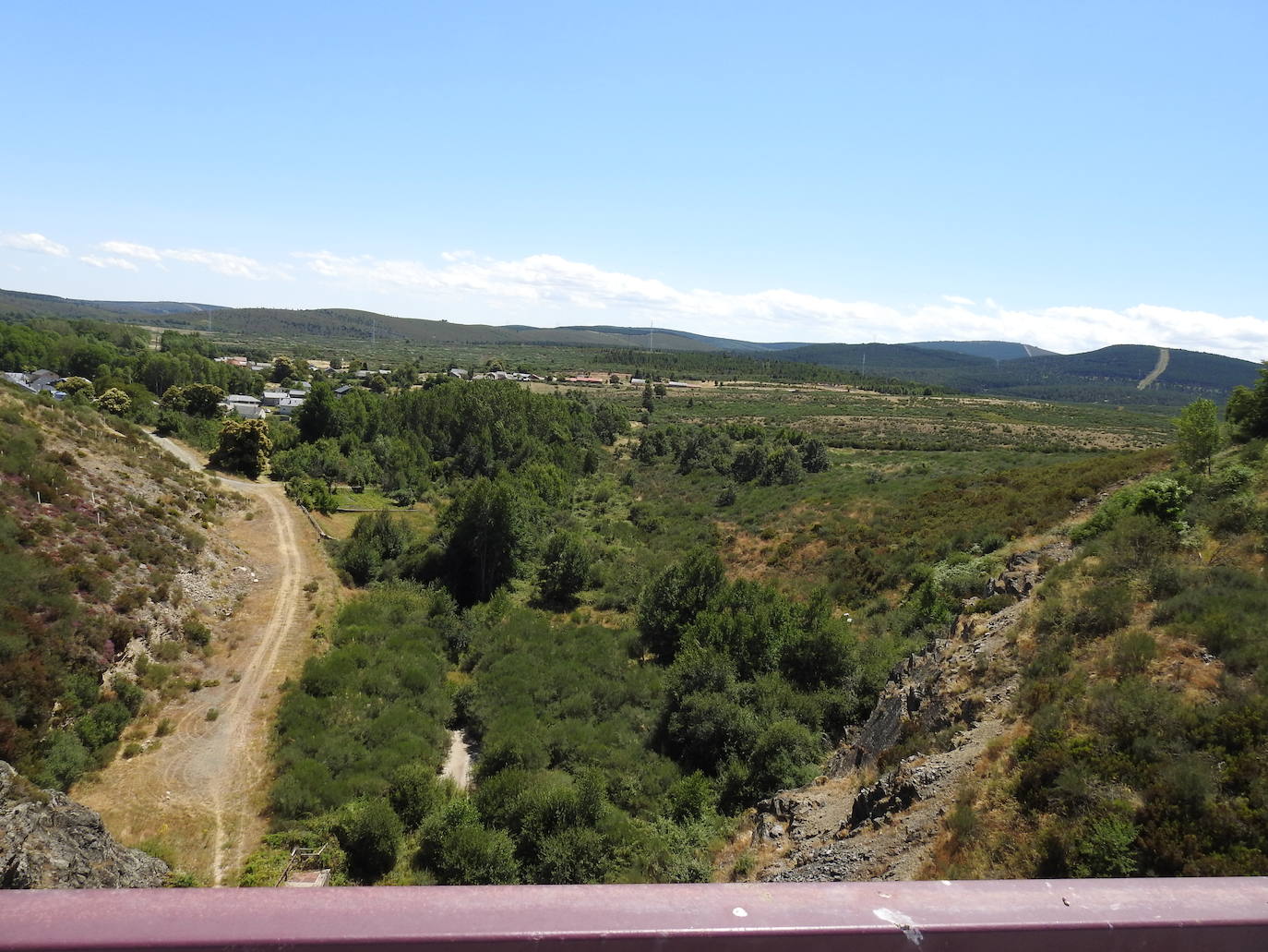 Hace más de 25 años que un enorme muro de hormigón de 38 metros de altura saluda cada mañana a los 28 vecinos de la localidad de Villagatón | La presa nunca se ha llenado aunque la previsión es que en diciembre de este mismo año se cierren sus compuertas y comience a almacenar agua. 