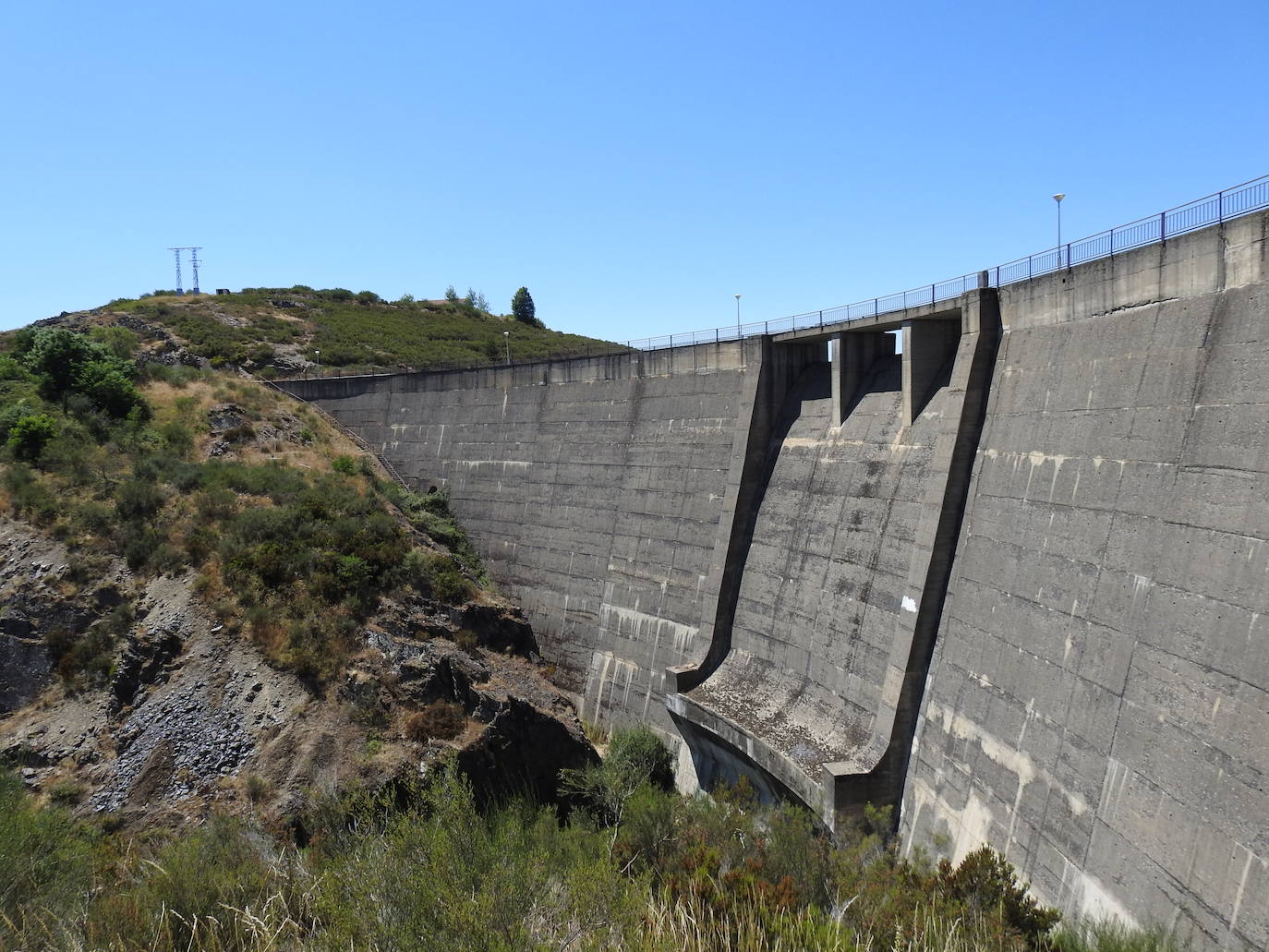 Hace más de 25 años que un enorme muro de hormigón de 38 metros de altura saluda cada mañana a los 28 vecinos de la localidad de Villagatón | La presa nunca se ha llenado aunque la previsión es que en diciembre de este mismo año se cierren sus compuertas y comience a almacenar agua. 