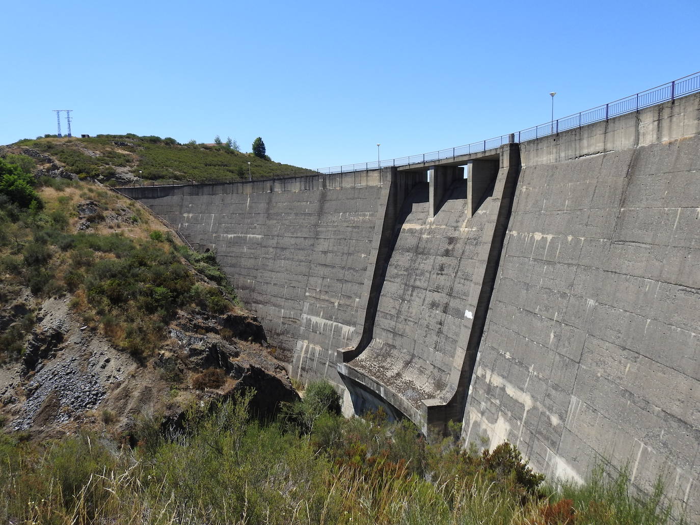 Hace más de 25 años que un enorme muro de hormigón de 38 metros de altura saluda cada mañana a los 28 vecinos de la localidad de Villagatón | La presa nunca se ha llenado aunque la previsión es que en diciembre de este mismo año se cierren sus compuertas y comience a almacenar agua. 