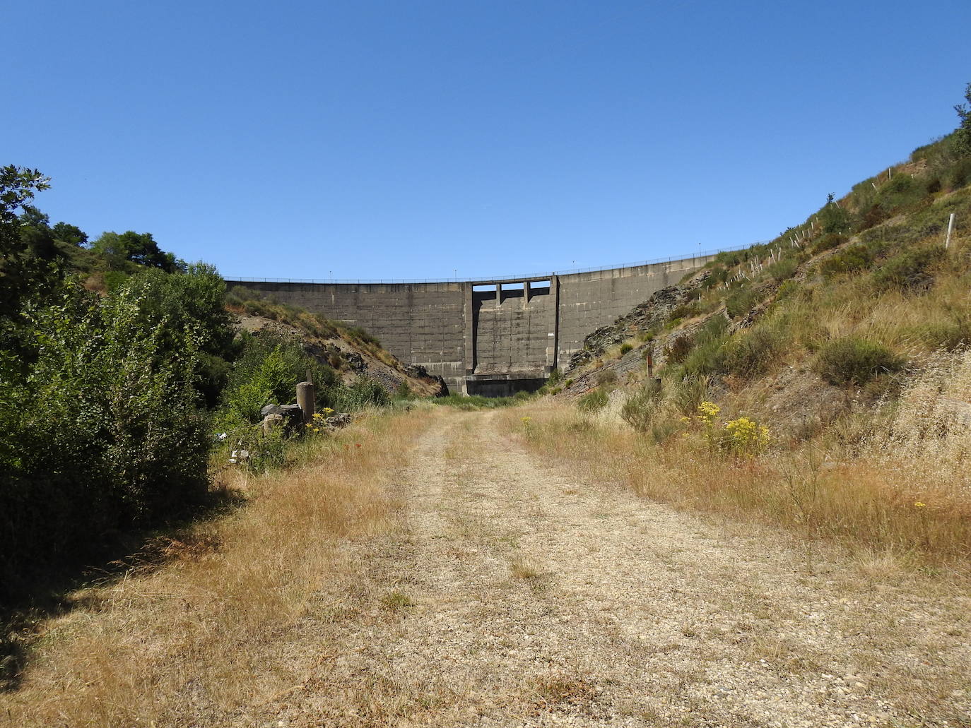 Hace más de 25 años que un enorme muro de hormigón de 38 metros de altura saluda cada mañana a los 28 vecinos de la localidad de Villagatón | La presa nunca se ha llenado aunque la previsión es que en diciembre de este mismo año se cierren sus compuertas y comience a almacenar agua. 