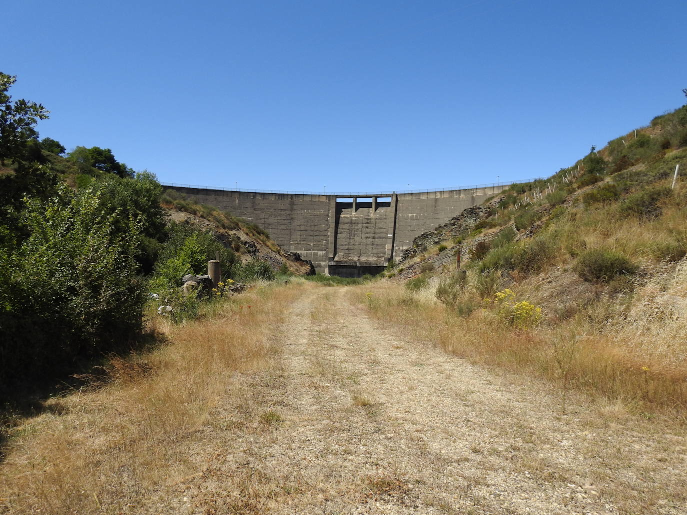 Hace más de 25 años que un enorme muro de hormigón de 38 metros de altura saluda cada mañana a los 28 vecinos de la localidad de Villagatón | La presa nunca se ha llenado aunque la previsión es que en diciembre de este mismo año se cierren sus compuertas y comience a almacenar agua. 