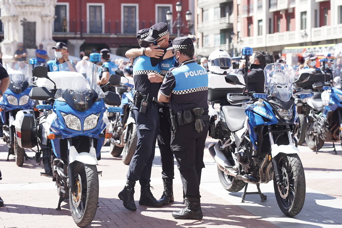 Minuto de silencio por el fallecimiento de un policía municipal de Valladolid. 