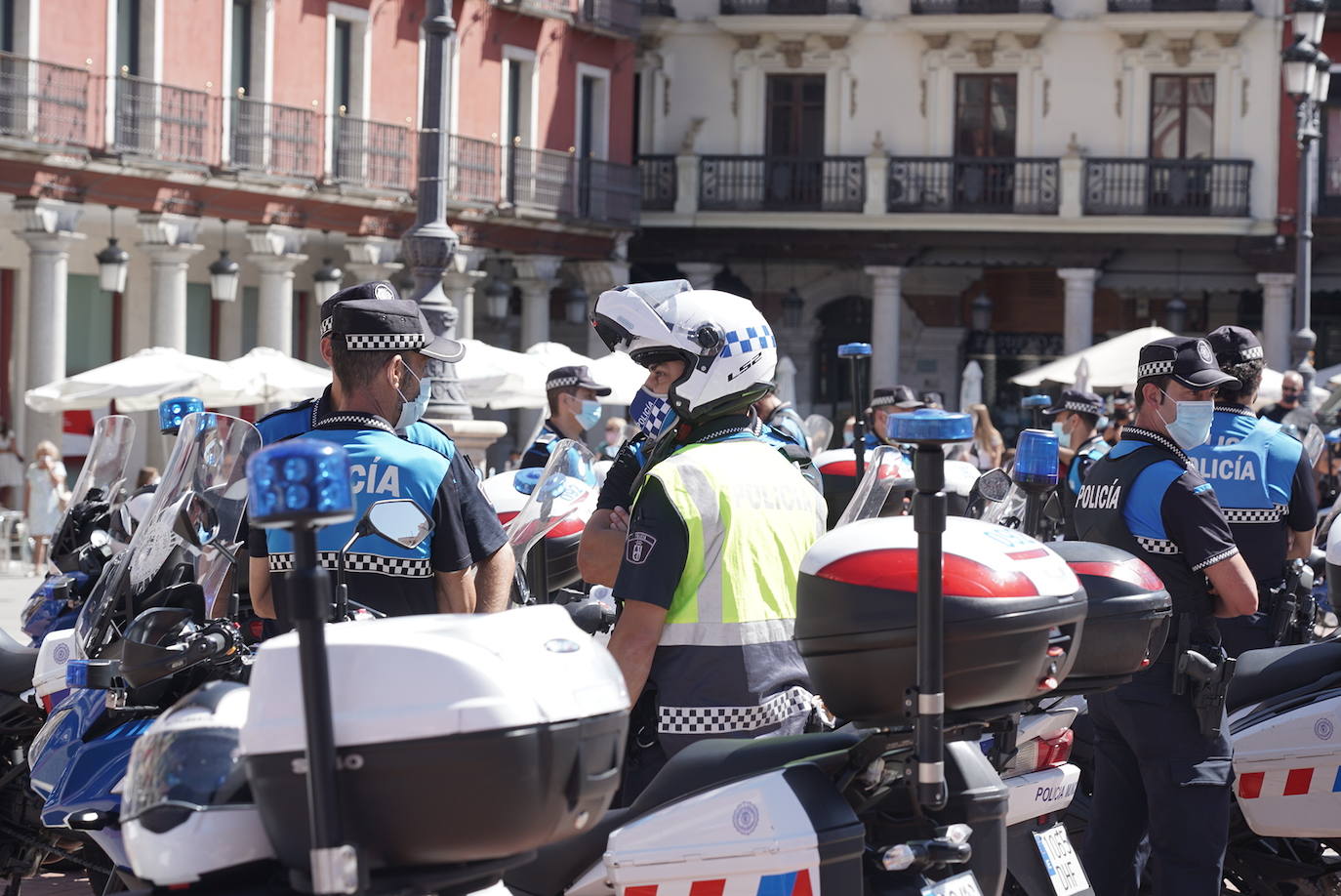 Minuto de silencio por el fallecimiento de un policía municipal de Valladolid. 