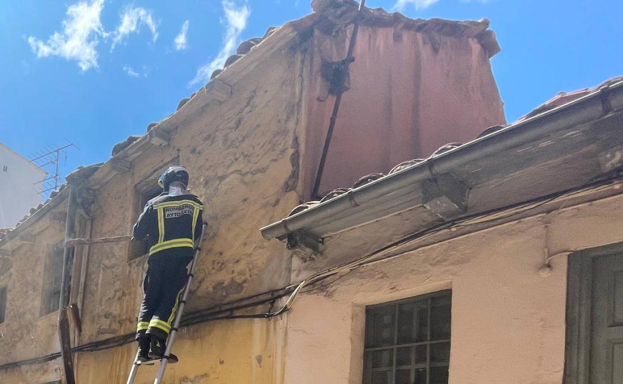 Retirada de las tejas de esta casa antigua.