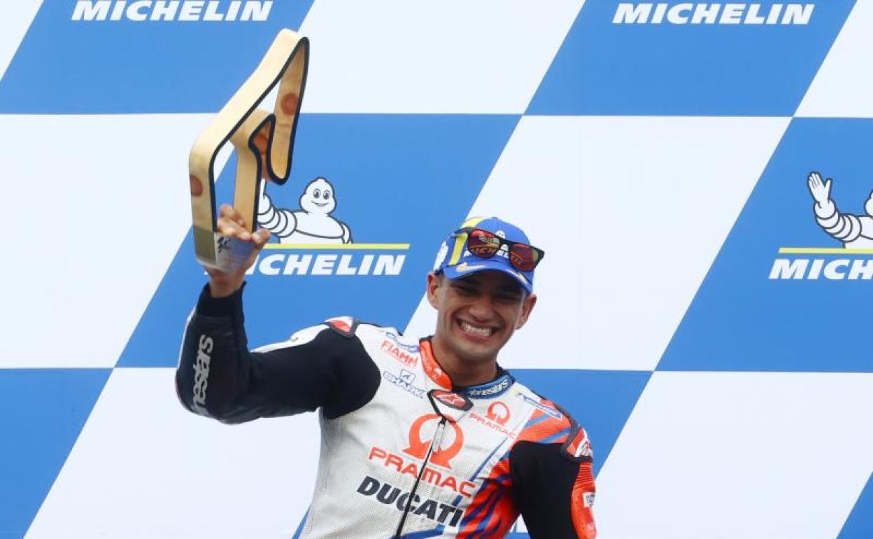 Jorge Martín celebrando el triunfo en el podio de Estiria