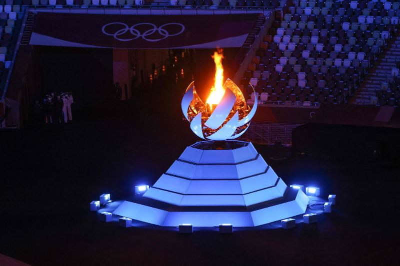 La antorcha olímpica espera pacientemente el fin de la ceremonia de clausura.