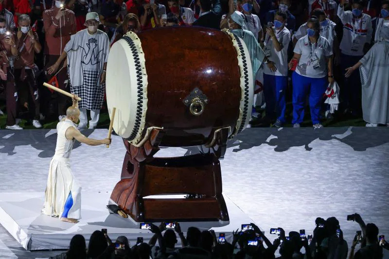Continúa la performance durante la gala de clausura de los Juegos de Tokio.